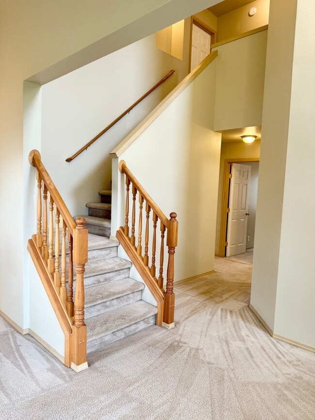 Building Photo - 5 Bedroom 2.5 Bath plus Bonus Room in East...