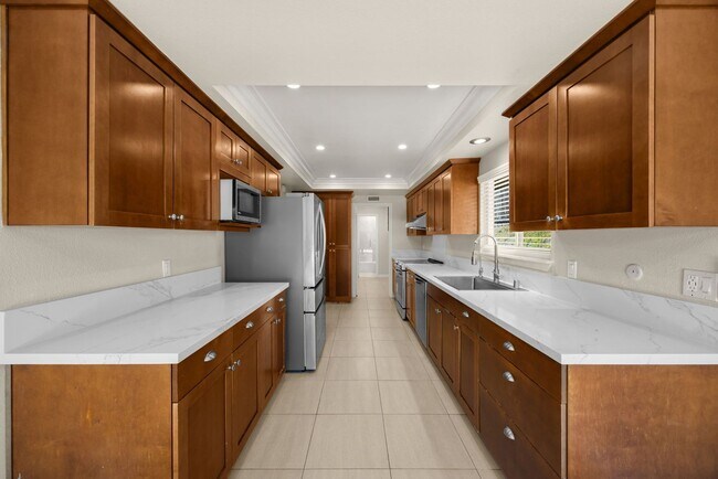 Building Photo - Beautifully upgraded 4-bedroom, 3.5-bathro...