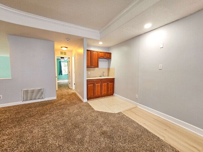 Building Photo - Waterfront Pool Home in Desirable Sunset Lakes