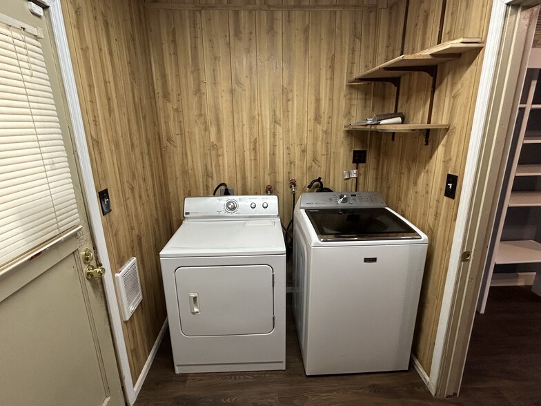 Washer & dryer - 719 W Loop Dr