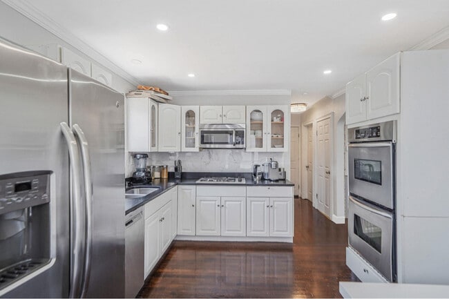 Building Photo - 722 N Ascan St