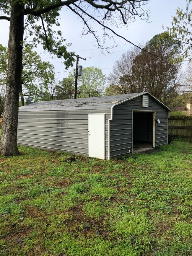 Building Photo - Southern Hills!