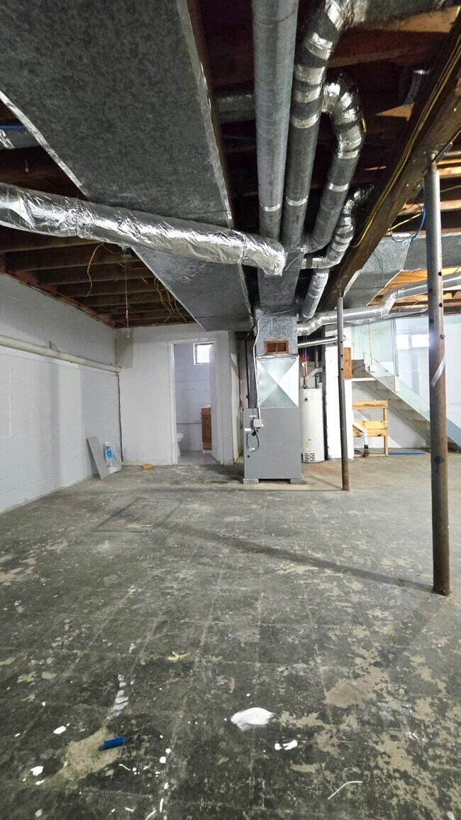 Building Photo - 725 Dickson St