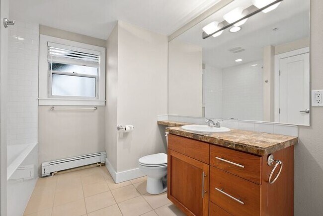 Building Photo - Fabulous Urban Retreat Condo in Celebrated...