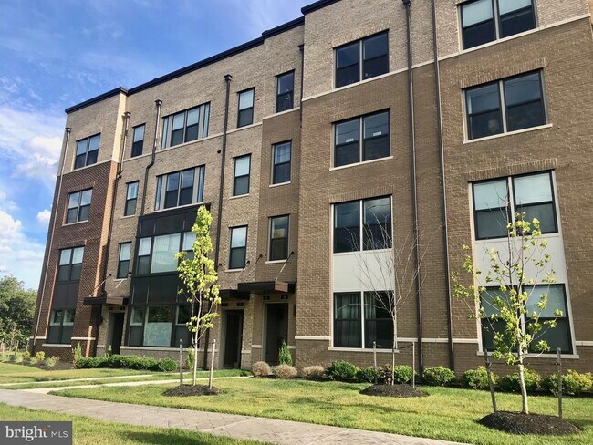 Building Photo - 11 Silverway Dr