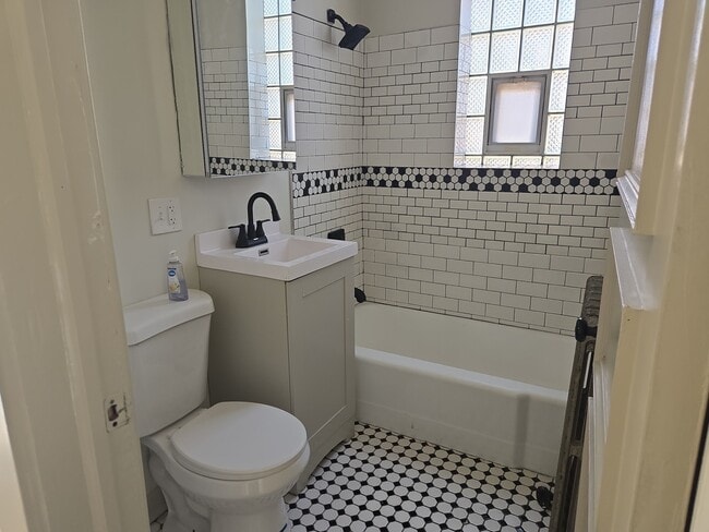 Building Photo - 2417 W Arthington St