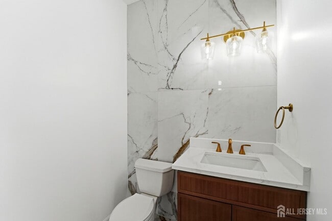 Building Photo - 704 Green Ln