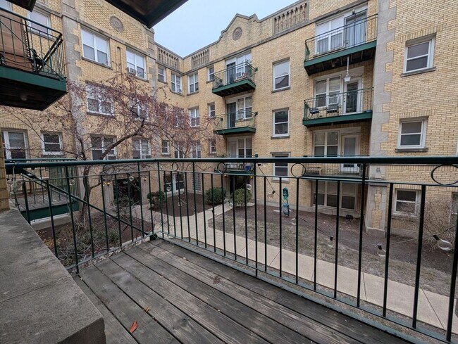Building Photo - 910 W Dakin St