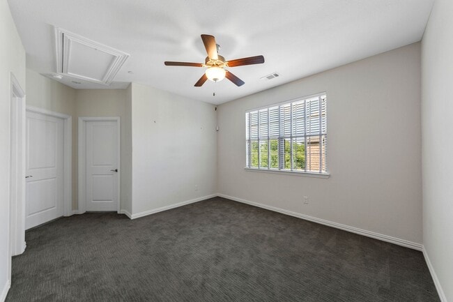 Building Photo - Luxury Townhouse