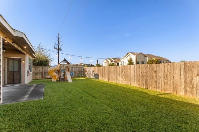 Building Photo - 5531 Drumlin Field Way
