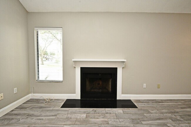 Building Photo - 621 Landings Pl