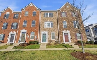 Building Photo - 703 Sky Bridge Dr