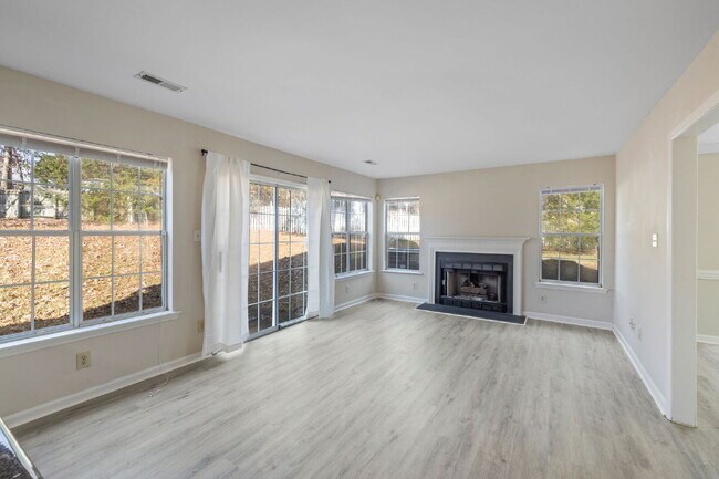 Building Photo - Experience a comfortable 3-bedroom, 3-bathroom single-family house.