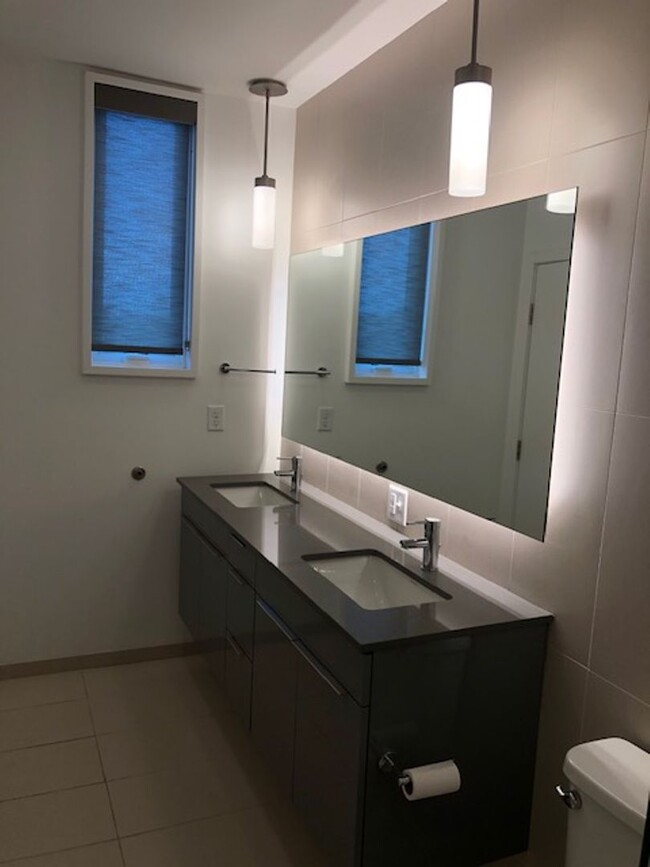 Building Photo - 2 Bedroom Condo in the Confluence!