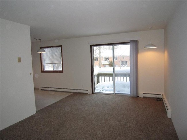 Building Photo - 2 br, 1 bath Apartment - Martin House Apts 32