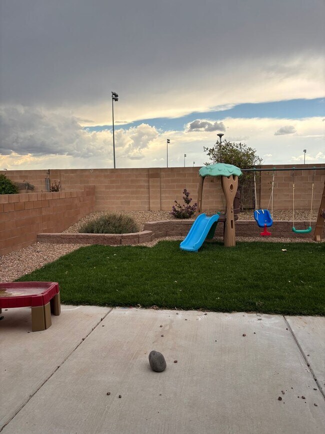 Building Photo - Charming 4 Bedroom 2.5 bath house in a Gat...