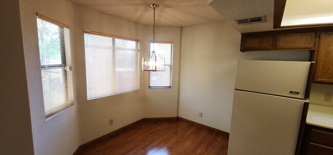 Building Photo - Gorgeous 2BED/2BATH Condo nestled in a Roc...