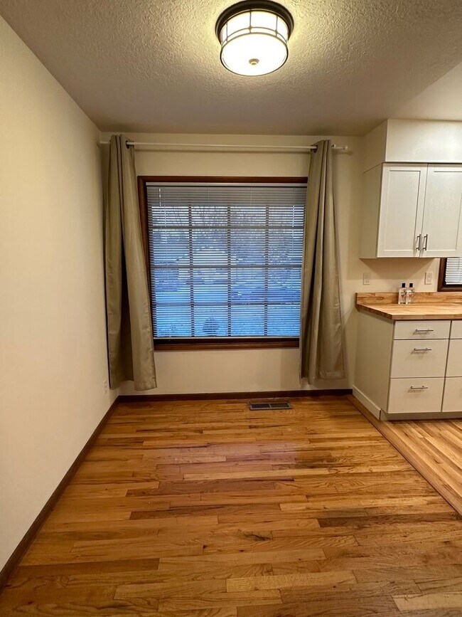 Building Photo - 12820 SW Glenhaven St