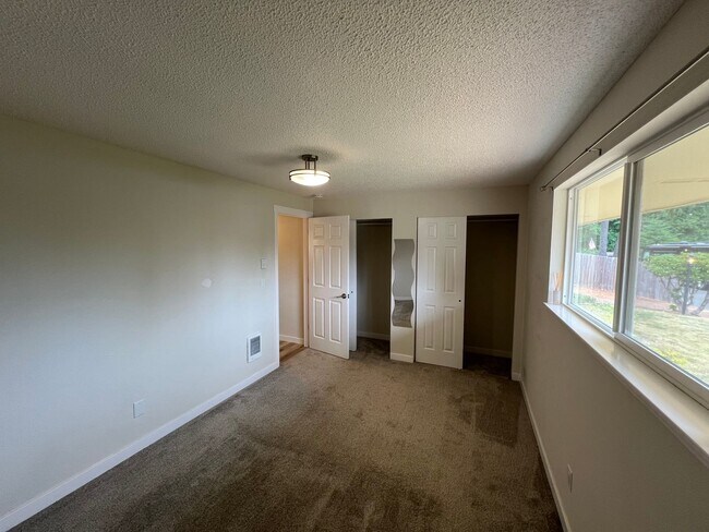 Building Photo - Recently Renovated Spacious Rambler with M...