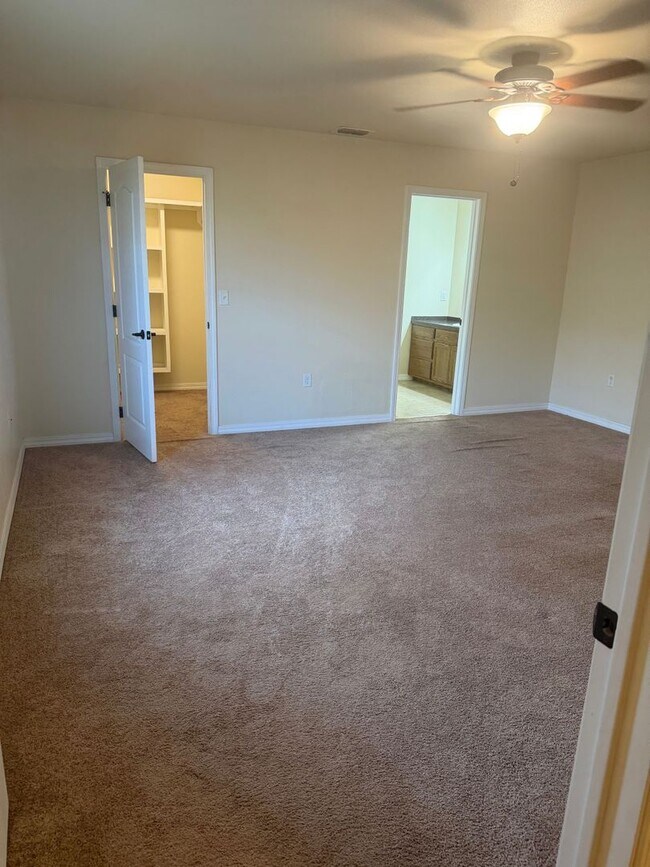 Building Photo - 1221 E 14th St