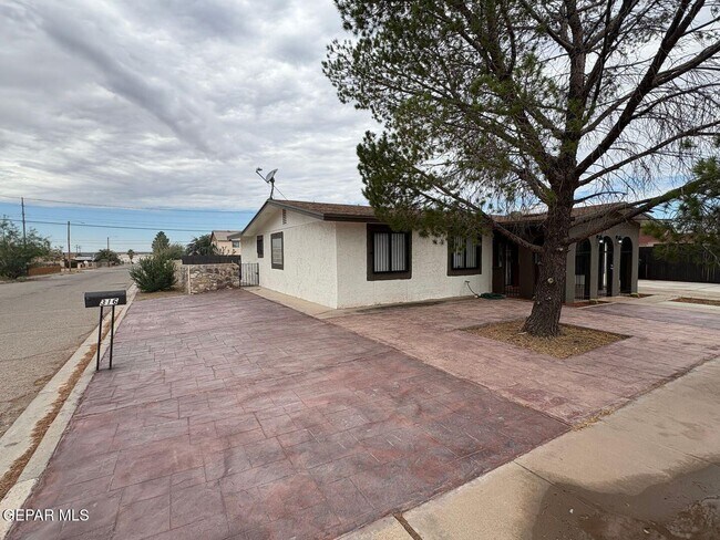 Building Photo - 316 S 6th St