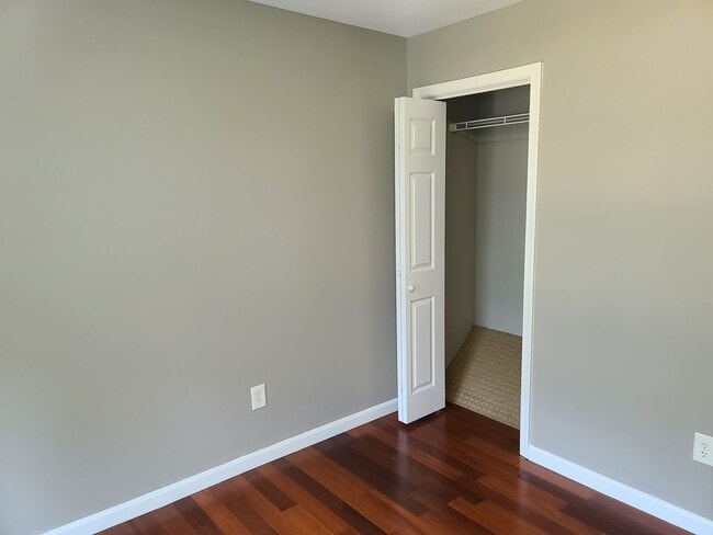 Building Photo - 3 Bedroom 2 1/2 bath end unit Townhome for...