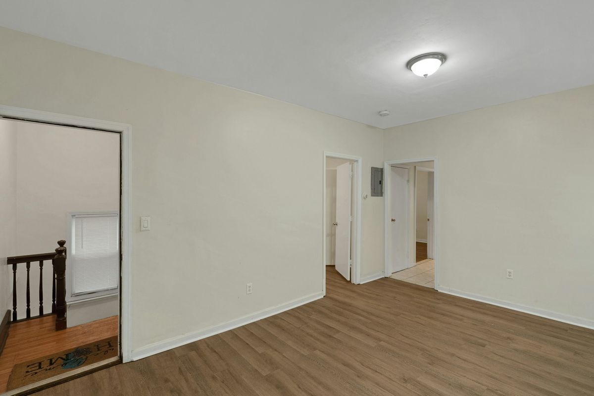 Building Photo - 496 S 21st St