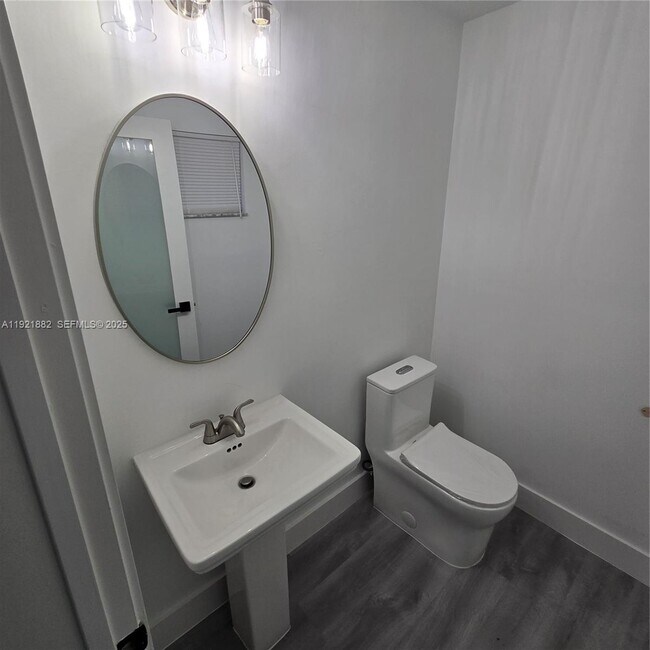 Building Photo - 4276 NE 26th Ct