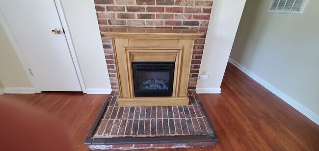 Building Photo - 3 Bedroom 1 Bathroom House