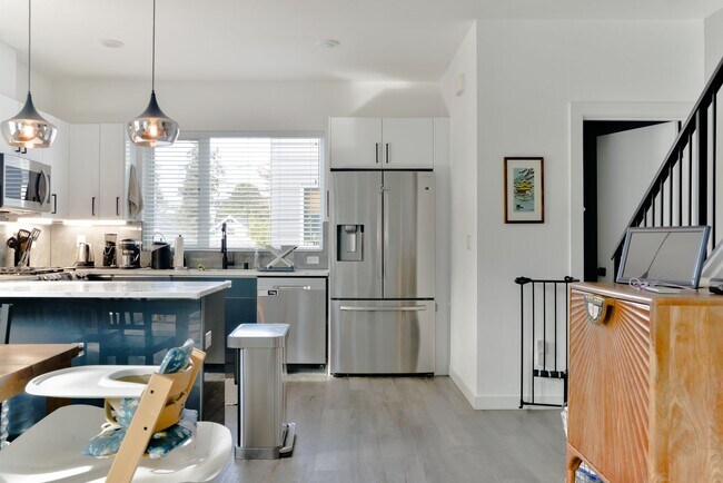 Building Photo - Modern 3 bed/ 2.5 bath townhome in Ballard!