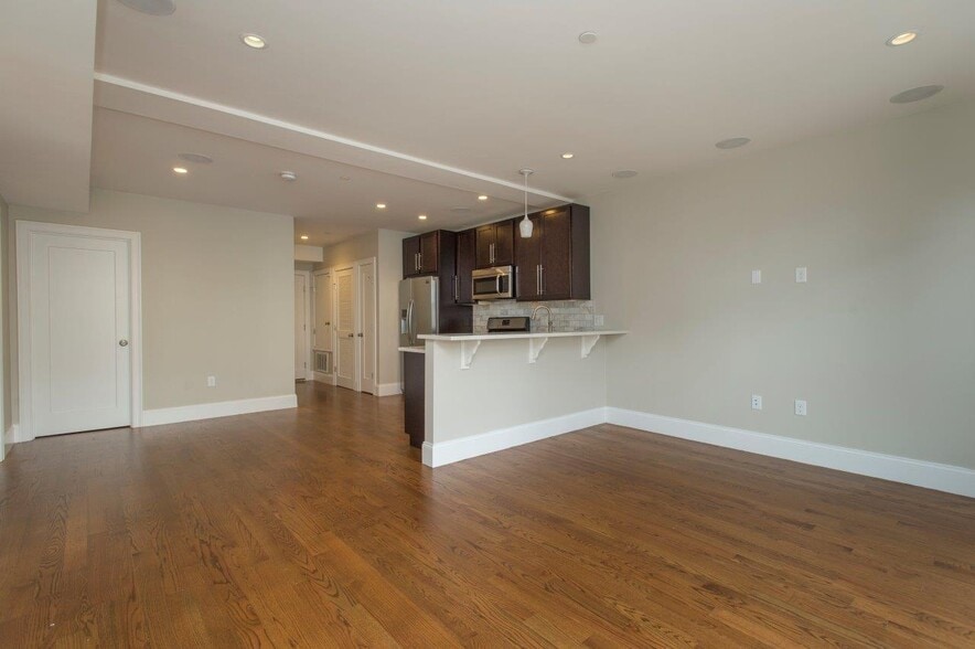 Building Photo - 339 D St