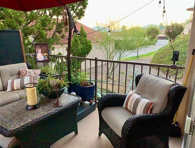 Building Photo - Beautiful Updated 2Br/2/Ba + Den W/ detach...