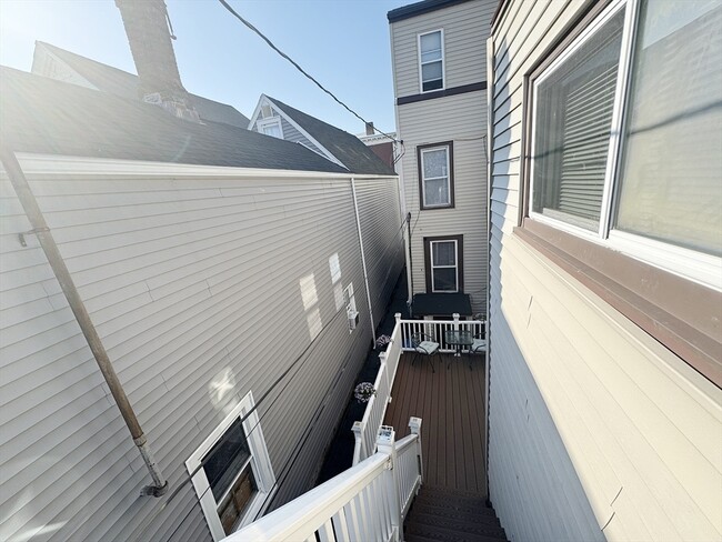 Building Photo - 19 Saratoga St
