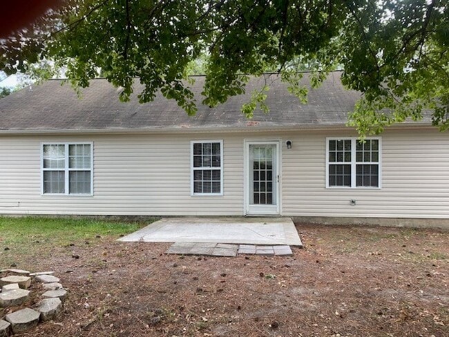 Building Photo - Welcome to this charming 3 bedroom, 2 bath...
