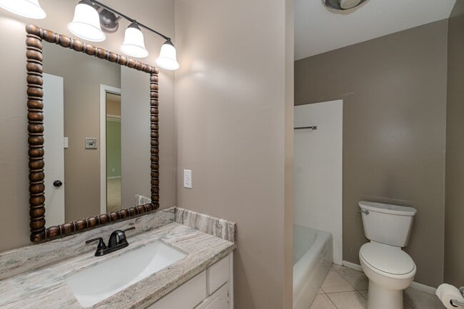 Building Photo - 495 Longmeadow Dr