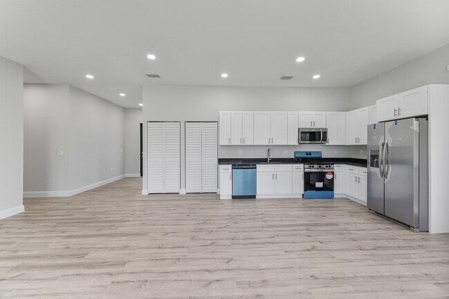 Building Photo - 556 Sherwood Ave S