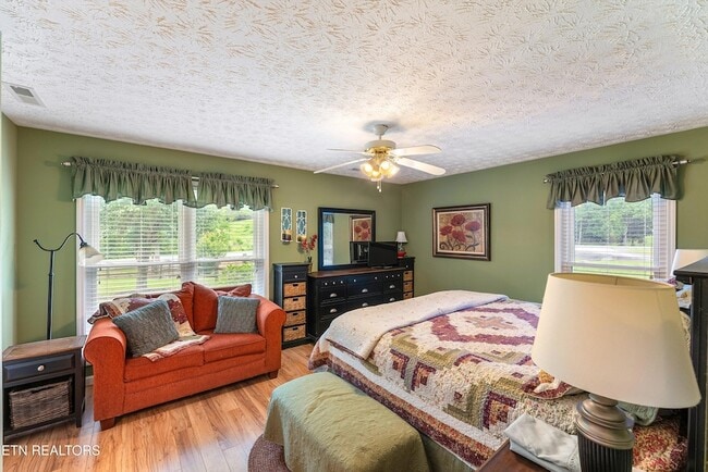 Building Photo - 519 Country Oaks Dr