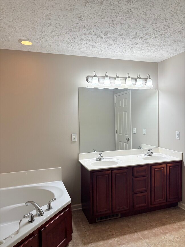 Building Photo - 409 Cedar Hollow Dr