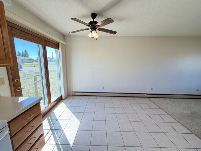 Building Photo - AVAILABLE MAY - Large 2 Bedroom Apartment!