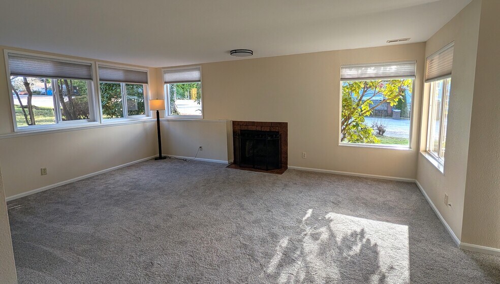 Building Photo - 17801 Stone Ave N