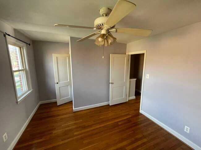 Building Photo - 906 Pine Heights Ave