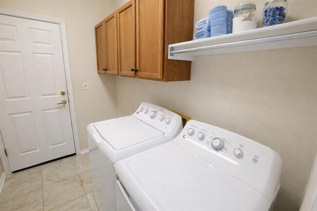 Building Photo - 235 Bonham Loop