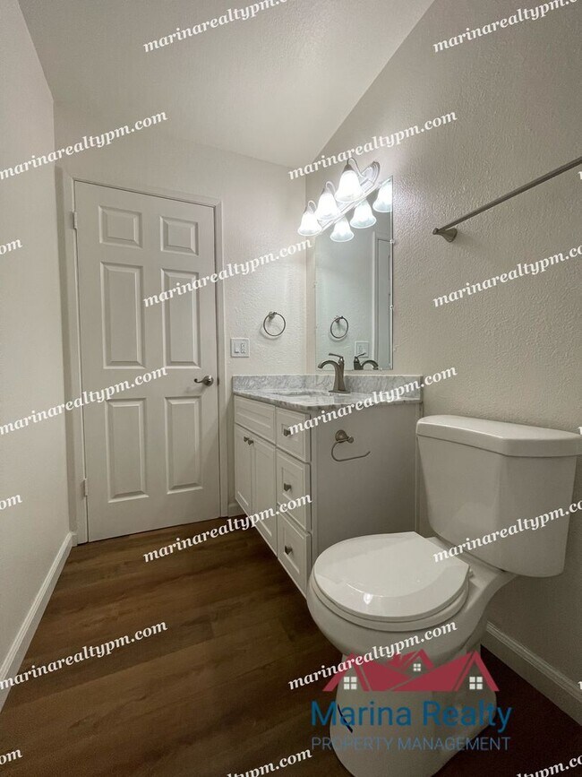 Building Photo - Community Pool, Clubhouse & Picnic Area! Townhouse 2 Bedroom 1.5 Bath