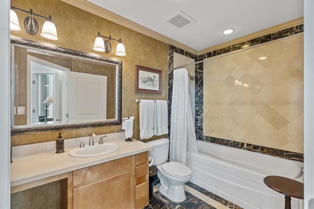 Building Photo - 500 Throckmorton St