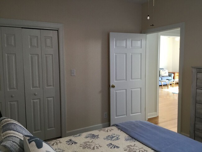 Building Photo - Furnished Condo In Southport - All Utilities Included - 3 month lease only