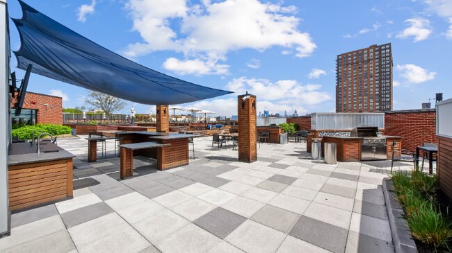 Building Photo - 675 Monmouth St