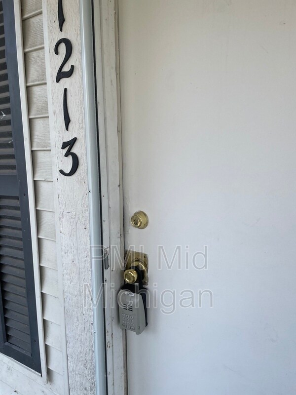 Building Photo - 1213 Lincoln