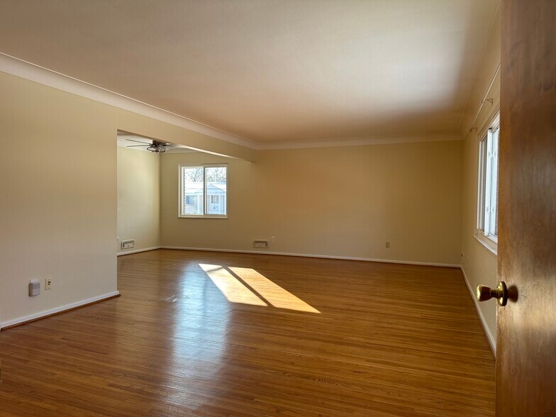 Building Photo - 2128 Collinway St