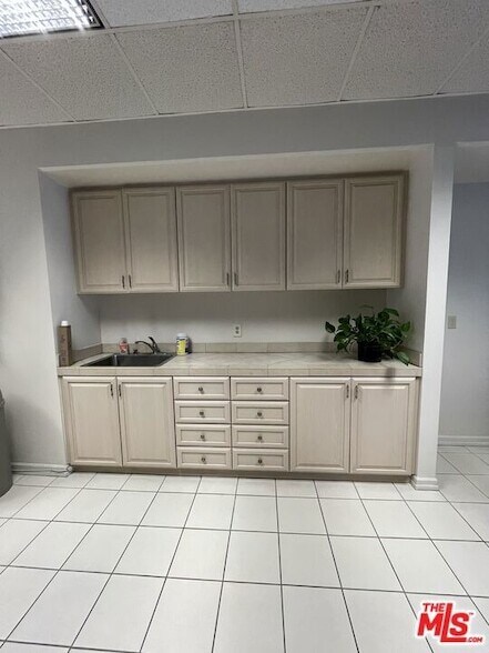 Building Photo - 600 W 9th St