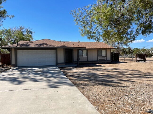 Building Photo - Hesperia-Refurbished- 3 Bedrooms, 2 Bathrooms + Den or Office, Large Property